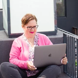 Andrea Maclang mit Laptop